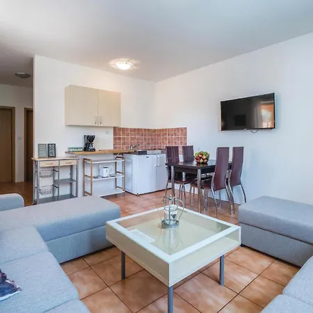 7 Bedroom Stunning In