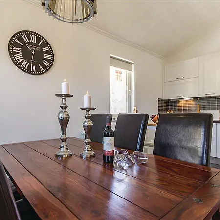 7 Bedroom Stunning In Liznjan