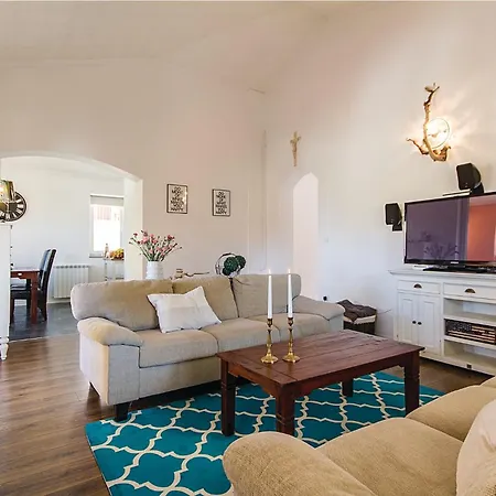 7 Bedroom Stunning In
