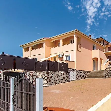7 Bedroom Stunning In